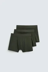 Pack de tres bóxers negros de algodón con cintura elástica.
