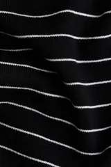 Saco corto de punto acanalado fino de mezcla de viscosa, color negro con rayas horizontales blancas. Modelo entallado de manga corta con cuello redondo y cierre de botones.