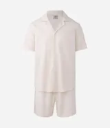 Conjunto de pijama para hombre, color blanco hueso, compuesto por una camisa de manga corta con cuello solapa y cierre frontal de botones, y un short con cintura elástica y lazo.