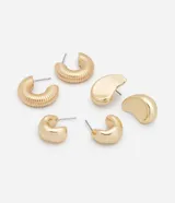 Set de tres pares de aros dorados con diferentes diseños: aros tipo argolla con textura acanalada, aros tipo argolla lisos y aros con forma de gota.