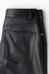 Pantalón de cuero sintético negro, de corte recto, tiro alto y cinco bolsillos.