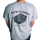 Remera gris de manga corta con cuello redondo y estampado pequeño en el pecho.