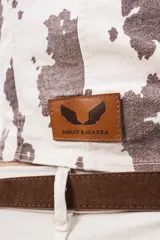 Chaleco corto con estampado de vaca, con cuello en V y cierre frontal con botones.