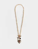 Collar corto dorado con cadena de eslabones grandes y cierre de gancho. Incluye dijes colgantes: corazón dorado liso, cuenta negra, cruz con strass y corazón dorado con corazón rojo en el centro.