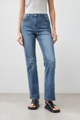Pantalón de jean de tiro medio, corte recto, color azul denim.