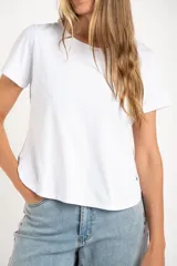 Remera blanca de algodón peinado, corte recto y mangas cortas.