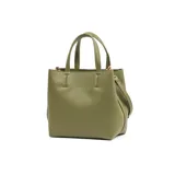 Cartera mediana verde con doble asa corta, correa larga regulable y desmontable, acceso abierto y herrajes plateados.