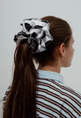 Colita de pelo con diseño de lunares blancos y negros, con volantes.