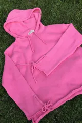 Sweater tejido artesanalmente en hilo 100% algodón color beige, de corte amplio, con capucha y detalles ajustables en mangas y laterales.