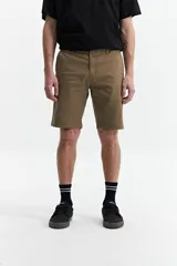 Bermuda color beige de corte chino, con presillas para cinturón y logo bordado. Confeccionada en algodón y spandex.