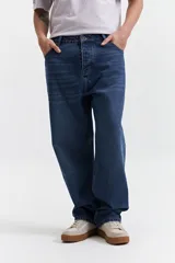 Pantalón de jean celeste claro, corte amplio y tiro medio. Confeccionado en 98% algodón y 2% spandex, con pasacintos.