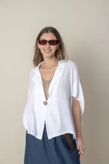 Chaqueta italiana de lino color blanco, de corte suelto y amplio, con cierre de un botón. Talle único oversize hasta XL.