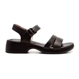 Sandalias de cuero negro con plataforma baja y dos tiras anchas sobre el empeine. Tira trasera con hebilla ajustable.
