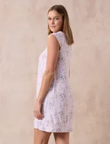 Camisón corto de tejido soft estampado, color rosa con flores. Tiene escote redondo con aplique de puntilla, botones y detalle plisado.