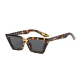 Lentes de sol negros con forma geométrica y lentes grises.