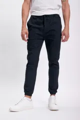 Pantalón jogger negro con puños elásticos.