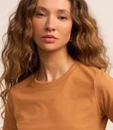 Remera básica de media malla color blanco, con cuello redondo y mangas cortas.