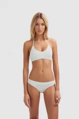Tanga negra con cintura ancha.