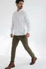 Pantalón negro de corte recto.
