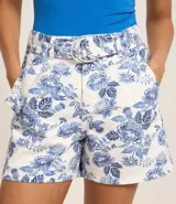 Short de cintura alta confeccionado en sarga con estampado de follaje y cinturón con hebilla.