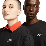 Buzo negro de cuello redondo con logo de Nike bordado en blanco en el pecho.