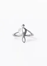 Anillo plateado de acero quirúrgico con forma de clave de sol.