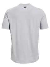 Remera color arena de Under Armour, con logo de la marca estampado en el pecho con patrón de camuflaje.