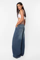 Pantalón denim wide leg, tiro medio, color azul.
