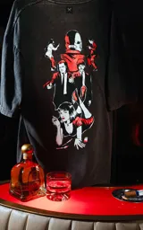 Remera negra con estampa de los personajes de la película Pulp Fiction.