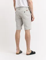 Bermuda color verde medio, con bolsillos laterales y traseros.