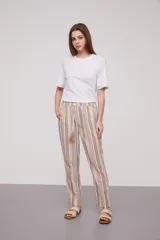 Babucha con estampado a rayas en tonos gris y rosa, con cintura elástica y cordón ajustable.