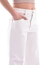 Jean de mujer color blanco, tiro alto, corte ancho (wide leg) y largo.