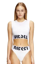 Top blanco de algodón con logo de la marca en la banda inferior.