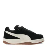 Championes Puma Park Luna negros con franja lateral blanca, capellada de gamuza, plantilla SoftFoam+ y suela de goma color caramelo.