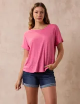 Remera celeste de corte recto, con cuello redondo y mangas cortas con dobladillo. Presenta detalle de botones en la espalda.