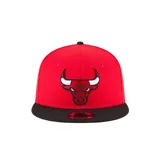 Gorro estilo snapback de visera plana, corona roja y visera negra. Presenta el logo bordado del equipo de baloncesto Chicago Bulls en el panel frontal.
