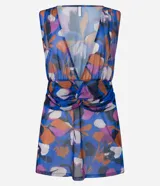 Vestido corto de playa confeccionado en tule estampado de flores coloridas, con mangas cortas, escote en V y detalle de torcedura en la parte delantera.