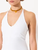 Top marrón con escote halter y espalda descubierta.
