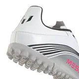 Championes de fútbol 5 Adidas F50 Messi Club TF, unisex, color blanco con detalles en negro y rosa. Inspirados en Lionel Messi, con suela Turf (TF) para canchas sintéticas y exterior sintético ligero y resistente.