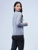 Polera de punto fino marca Nienty, color blanco, con cuello alto volcado y mangas largas con detalle de tajo en los puños.