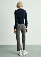 Pantalón de jean gris oscuro de corte flare, tiro medio y diseño crop.