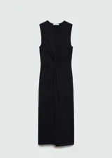 Vestido midi negro sin mangas, de corte recto y cuello redondo, con detalle drapeado en la cintura.