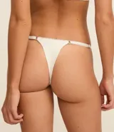 Bombacha colaless de algodón bordado con laterales finos ajustables y detalle de encaje en la cintura.