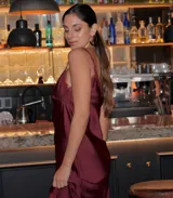 Vestido midi de seda color borgoña con breteles finos y encaje en el escote y el ruedo.