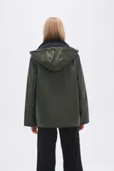 Campera negra con capucha y cuello de piel sintética.