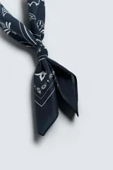 Pañuelo bandana azul marino con estampado paisley en blanco, de algodón.