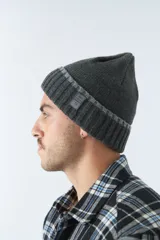 Gorro tejido de invierno color verde militar con logo en goma.