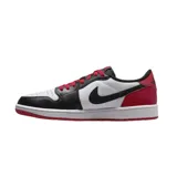 Championes Air Jordan 1 Low OG color marrón y blanco con detalles en negro.
