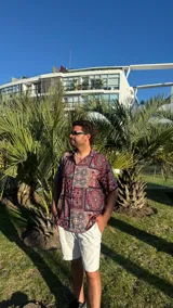 Camisa de manga corta con estampado de mosaicos en tonos rojo, azul y beige.