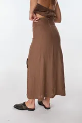 Falda larga de lino color celeste, de corte recto y con tajo lateral.